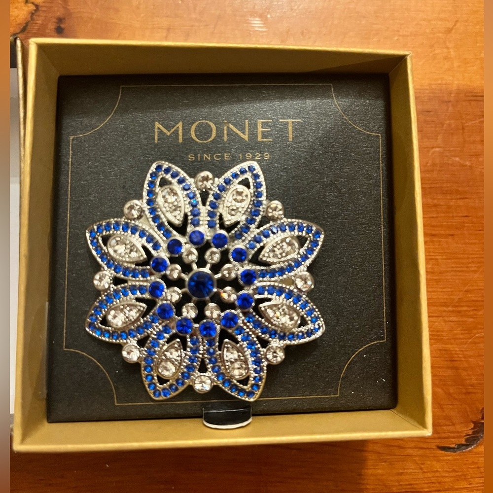🆕 Monet Flower shaped Brooch Silver tone with blue and clear rhinestones. - Picture 4 of 5